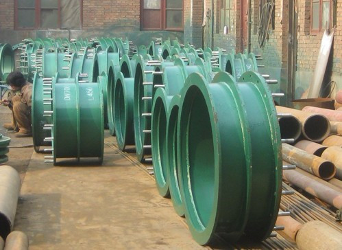 青島嶗山區(qū)大口徑<a href=http://www.www.jiangxiaoju.cn target=_blank class=infotextkey>防水套管</a>發(fā)貨現(xiàn)場