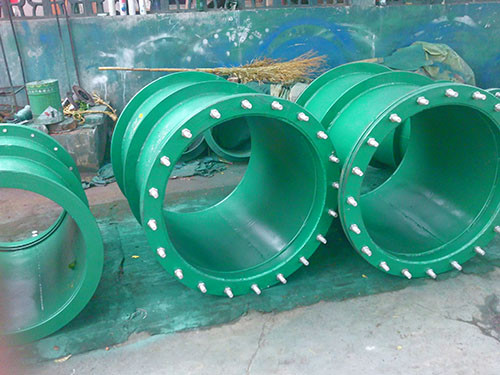 朔州市懷仁縣大口徑柔性<a href=http://www.www.jiangxiaoju.cn target=_blank class=infotextkey>防水套管</a>噴涂現(xiàn)場